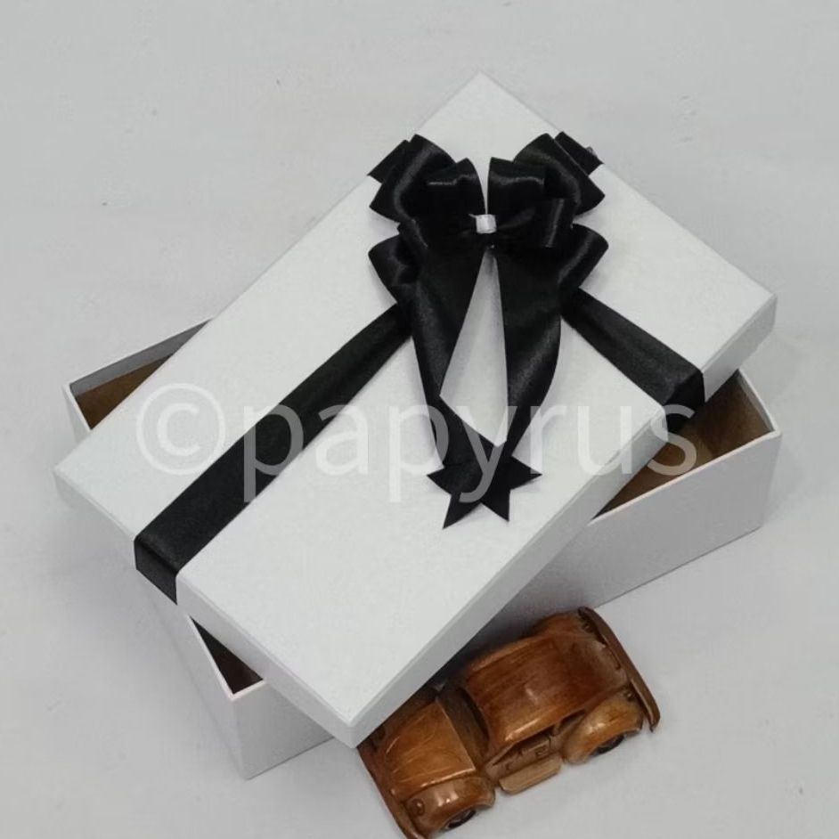 

PAPYRUS 17,5x27,5 Tinggi 8cm Kotak Kado Gift Box Hardbox Hampers V2
