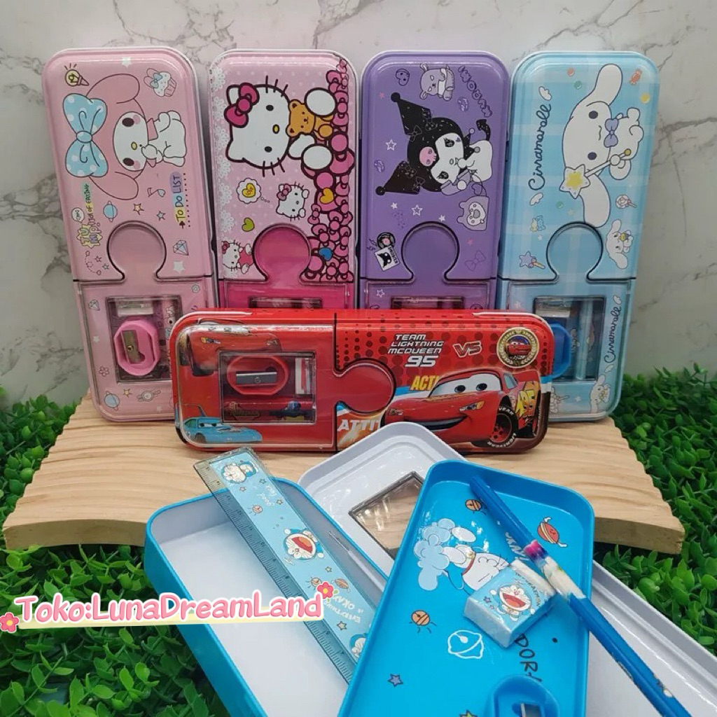 

Kotak Pensil 2 Tingkat Lucu Anak TK-SD dengan Serutan Pensil Penghapus & Penggaris Cocok untuk Tas Sekolah 21,2x8x2,7cm
