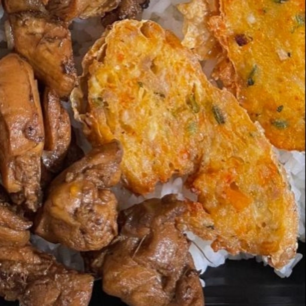 

Nasi Ayam Fillet Kuah Semur + Hekeng Goreng