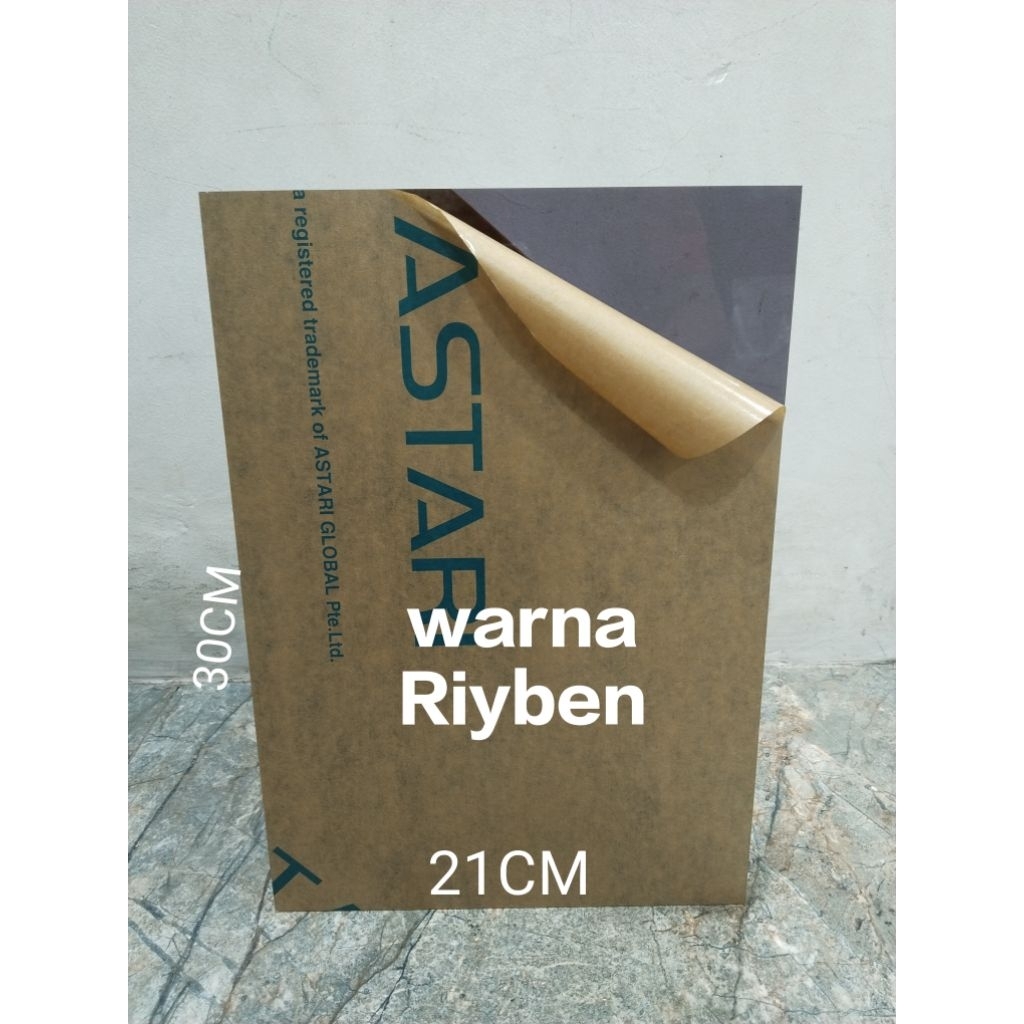 

Lembaran Akrilik Hitam Transparan / Riyben Tebal 2mm 30x21cm