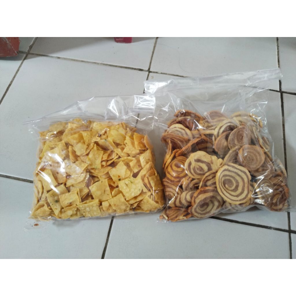 

Makanan ringan kuping gajah dan keripik bawang