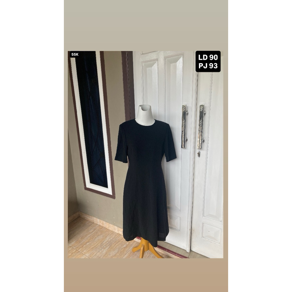 6. Dress hitam polos lengan pendek