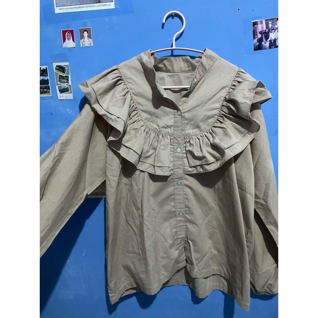 blouse ruffle coklat