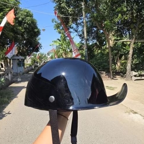 helm snapback , helm topi