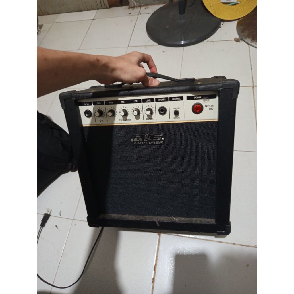 ampli gitar dan bass bekas pemakaian