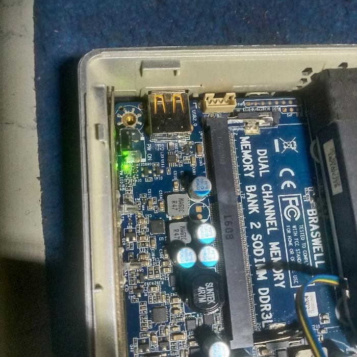 pc mini ZOTAC ZBOX-B1322 kondisi rusak di on indikator nyala gk ada tampilan mesin blm servis apa ad