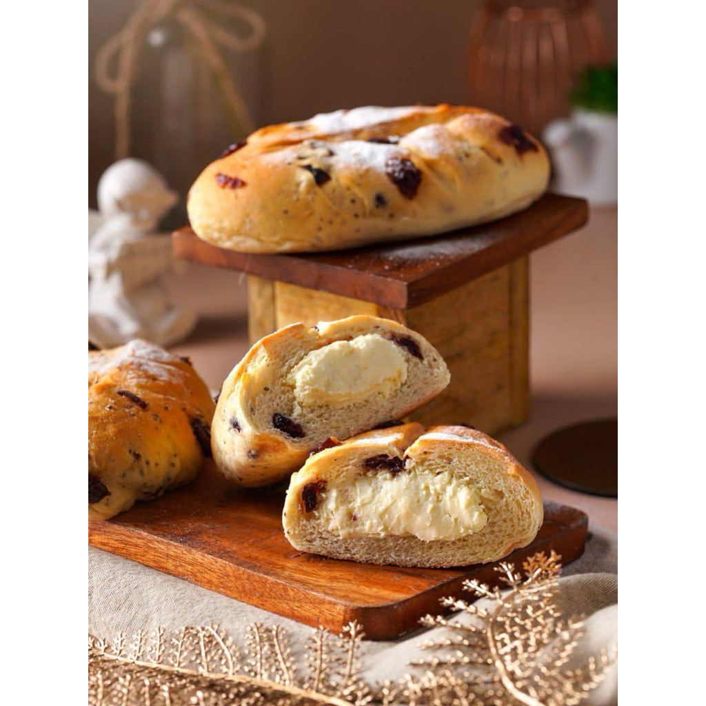 

Cranberry creamcheese Soft sourdough / roti macan