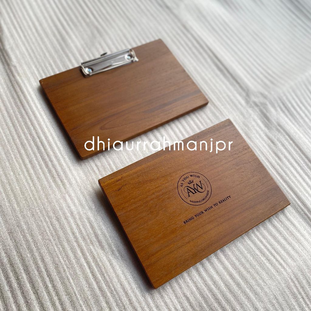 

Papan Pembawa Acara MC Lister A5 Kayu Jati ukir logo