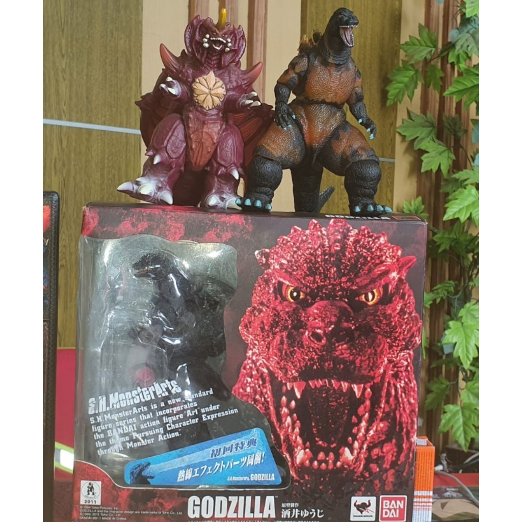 Shm Godzilla 1994 + vinyl destroyah + neca burning Godzilla.