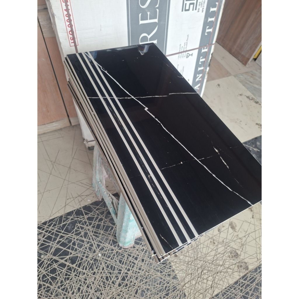 granit tangga 60×30 hitam motif apolion