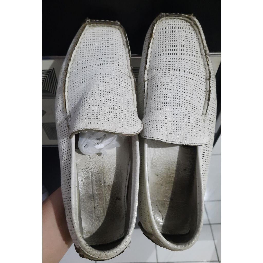 Preloved - Sepatu loafer putih pria size 41 merk Everbest