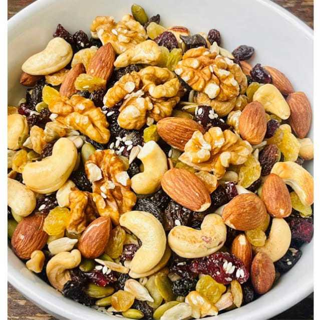 

Kacang dan buah kering di campur / Premium trail mix nuts / dried fruit dan seeds langsung makan tanpa ribet