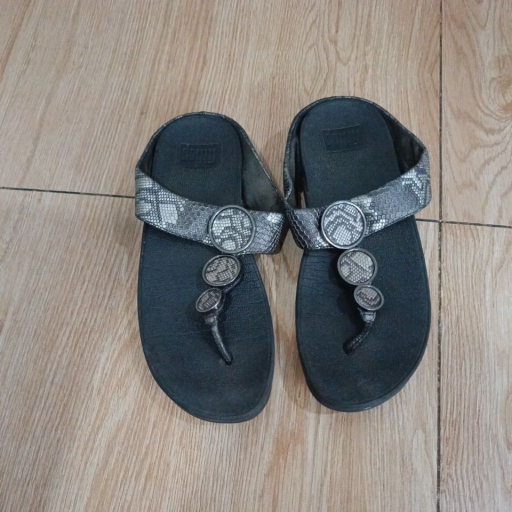 Sendal wanita model jepit