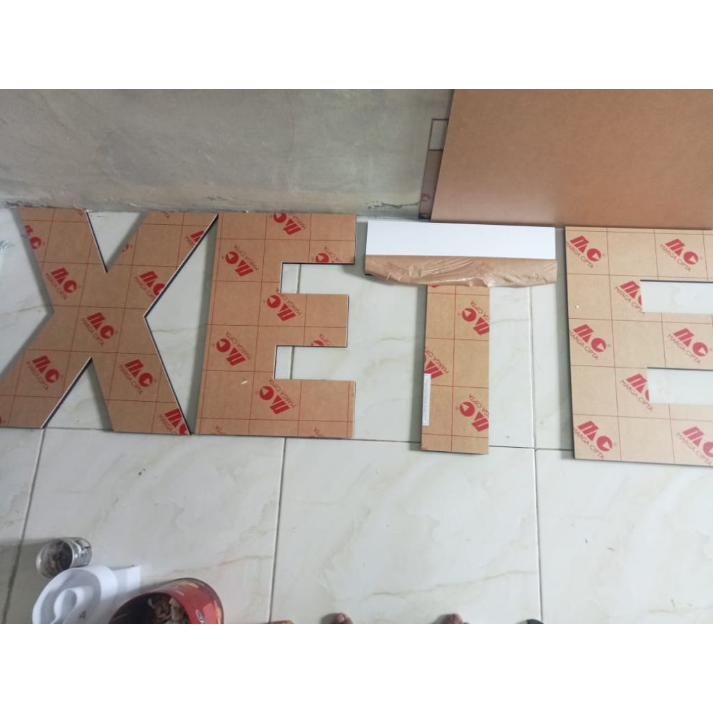 Huruf Timbul Akrilik ketebalan 2 mm Tinggi Huruf 20 cm