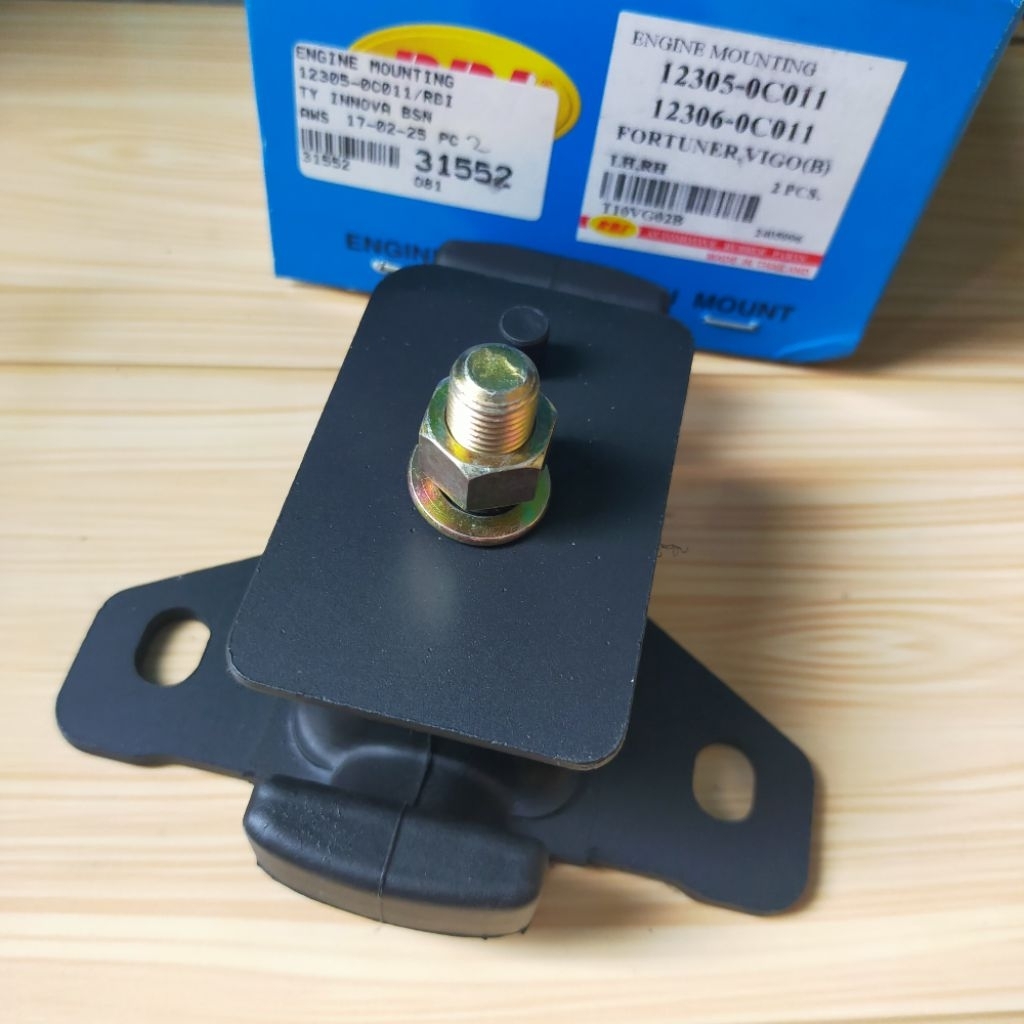 Dudukan mesin engine mounting / Transmisi mounting Innova bensin RBI Original
