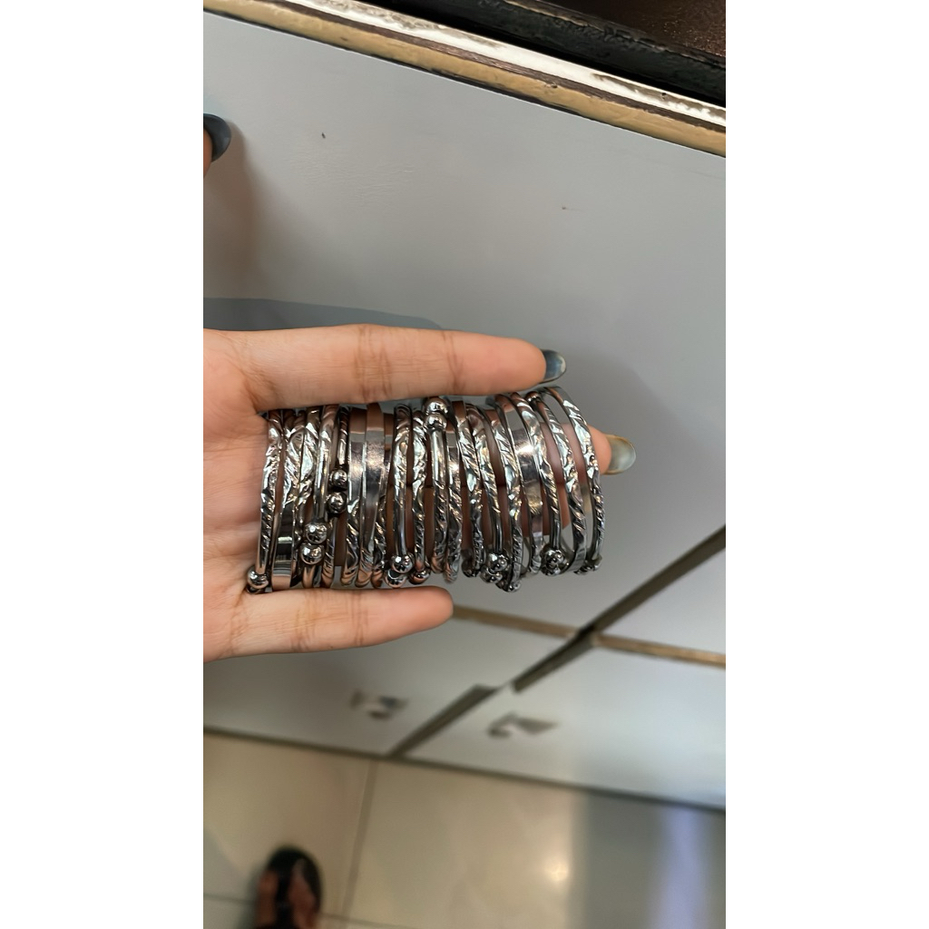 gelang besi putih tebal ya super bagus banget ya bestseller