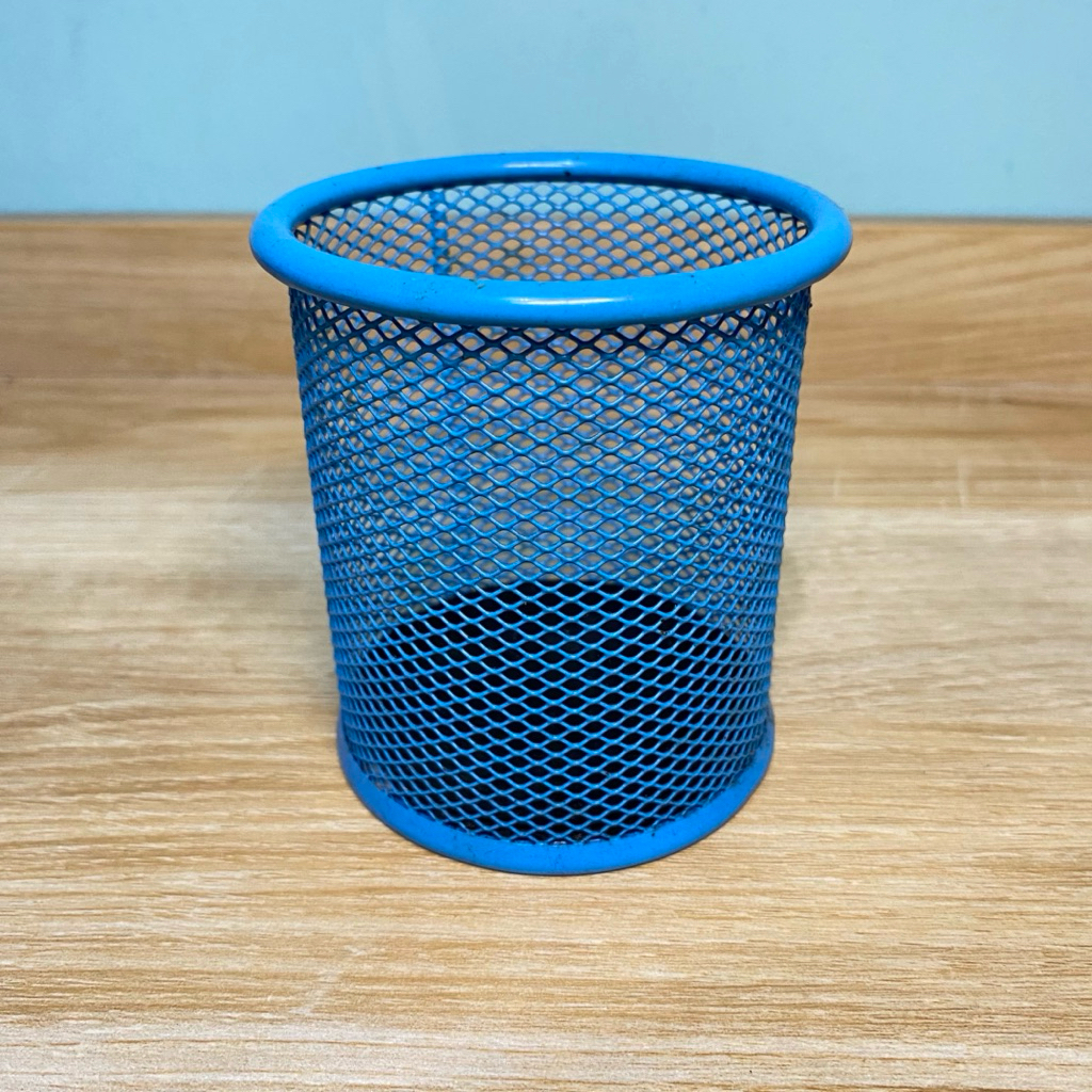 

Deli Yocoo Tempat Pensil Besi Mesh Metal Industrial Blue Penstand