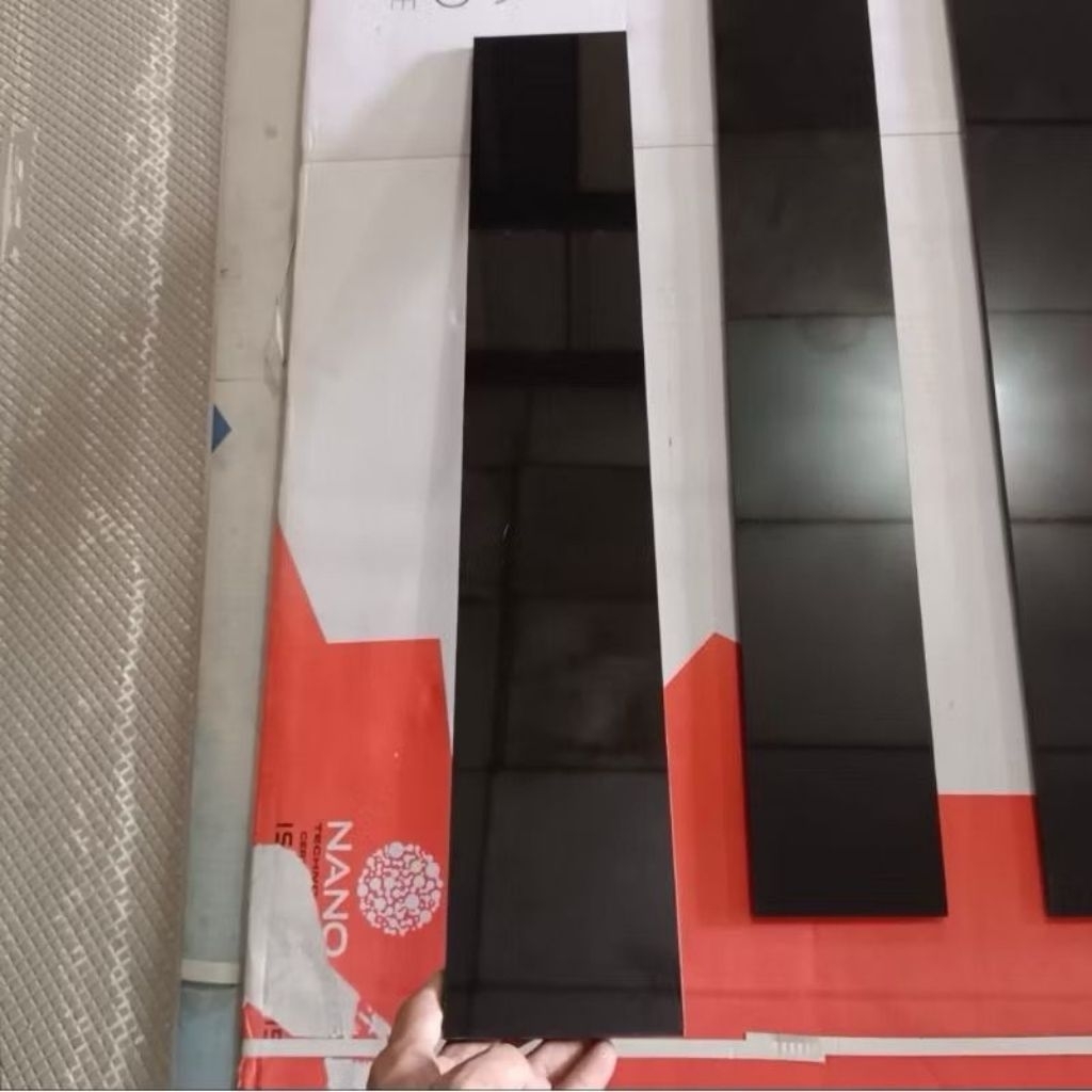 Keramik List/Plint 10X60 Hitam Polos | Glossy