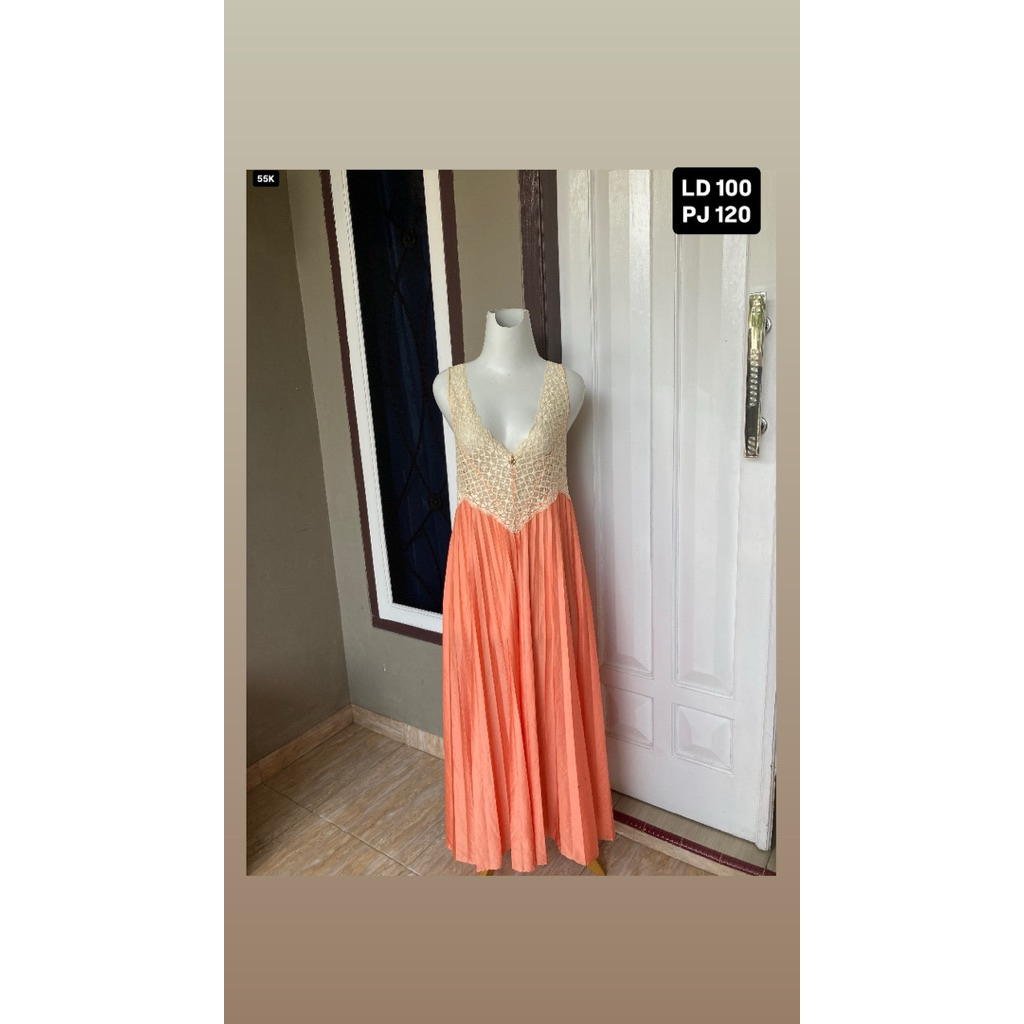 13. Dress pesta hitam elegant dan dress lengan pendek motif simple