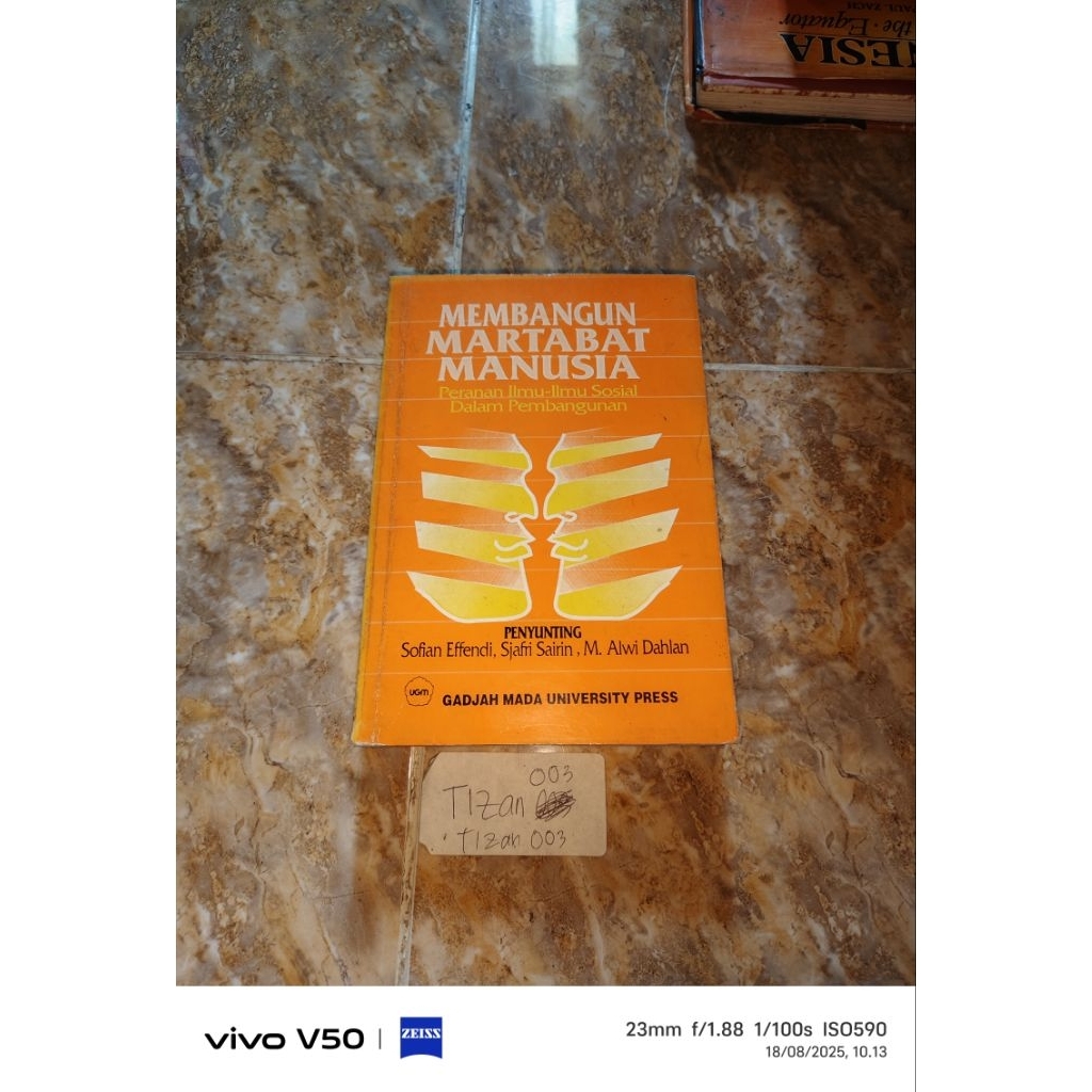 Buku Membangun Martabat Manusia Peranan Ilmu Ilmu sosial dalam pembangunan