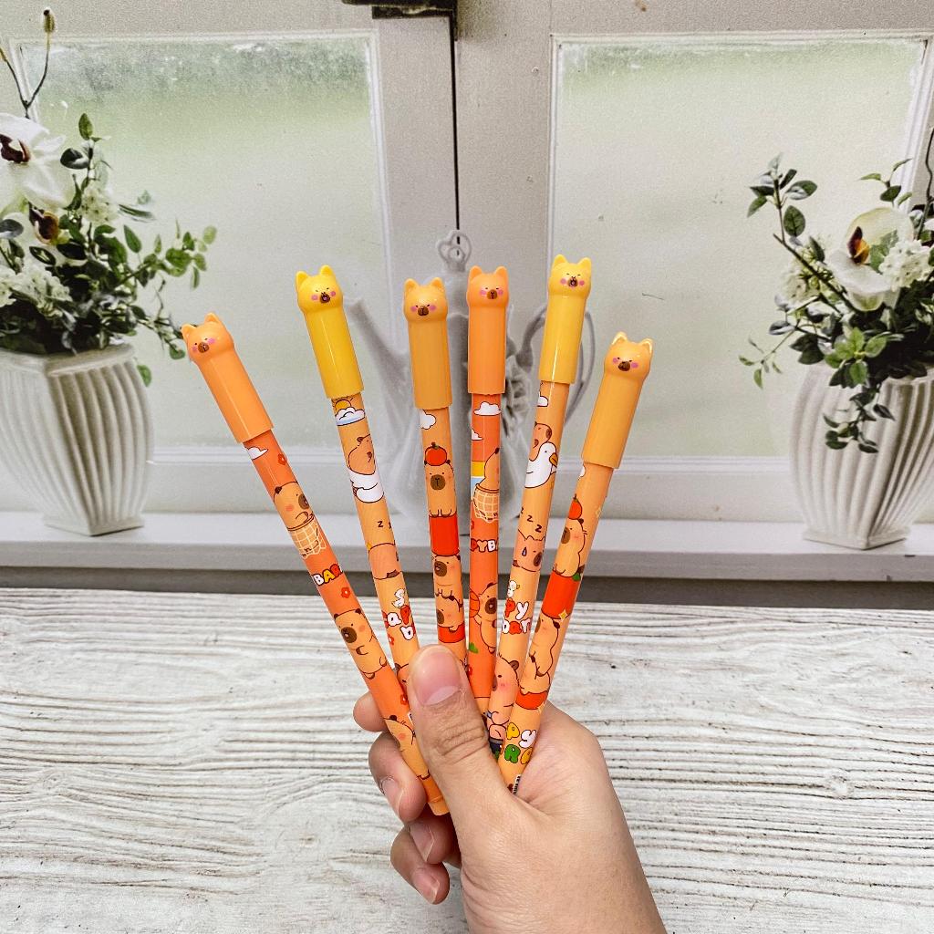 

Pulpen Standar Kuping Capybara Ready Warna Cokelat Super Cute Lucu Tinta Hitam / Pen Gel CAPYBARA Unik Imut Warna Coklat Alat Tulis Sekolah Anak Kekinian Stationary Fancy Kualitas Terbaik Bisa Grosir dan COD Harga Termurah