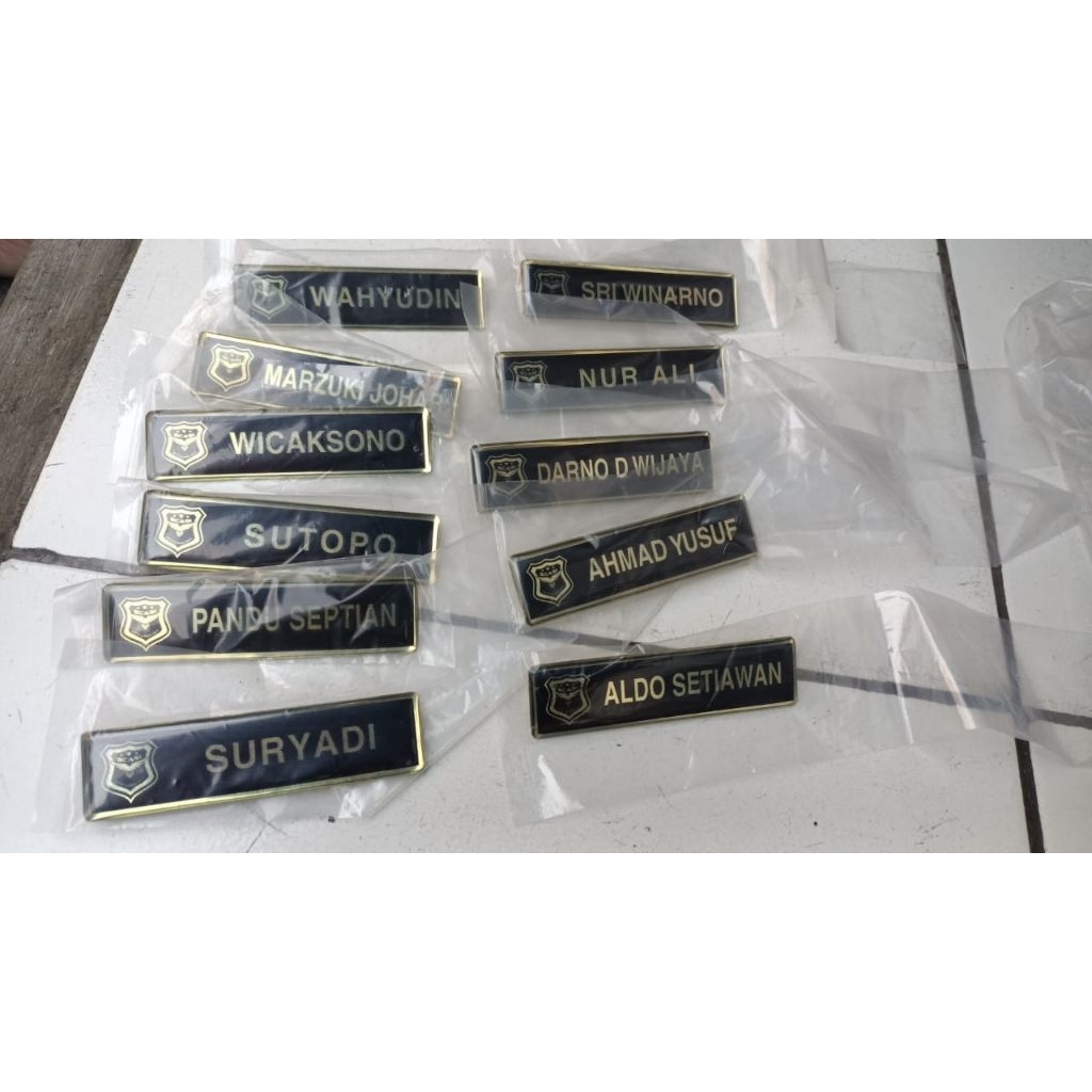 

NAME TAG / PAPAN NAMA DADA PAKAI LOGO BAHAN KUNINGAN COTTING