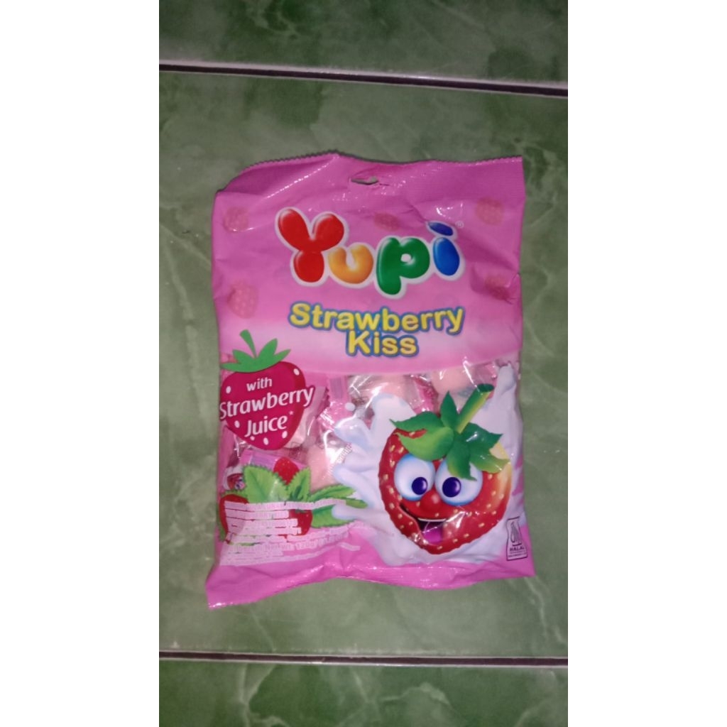 

yupi strawberry kiss pink 120gram