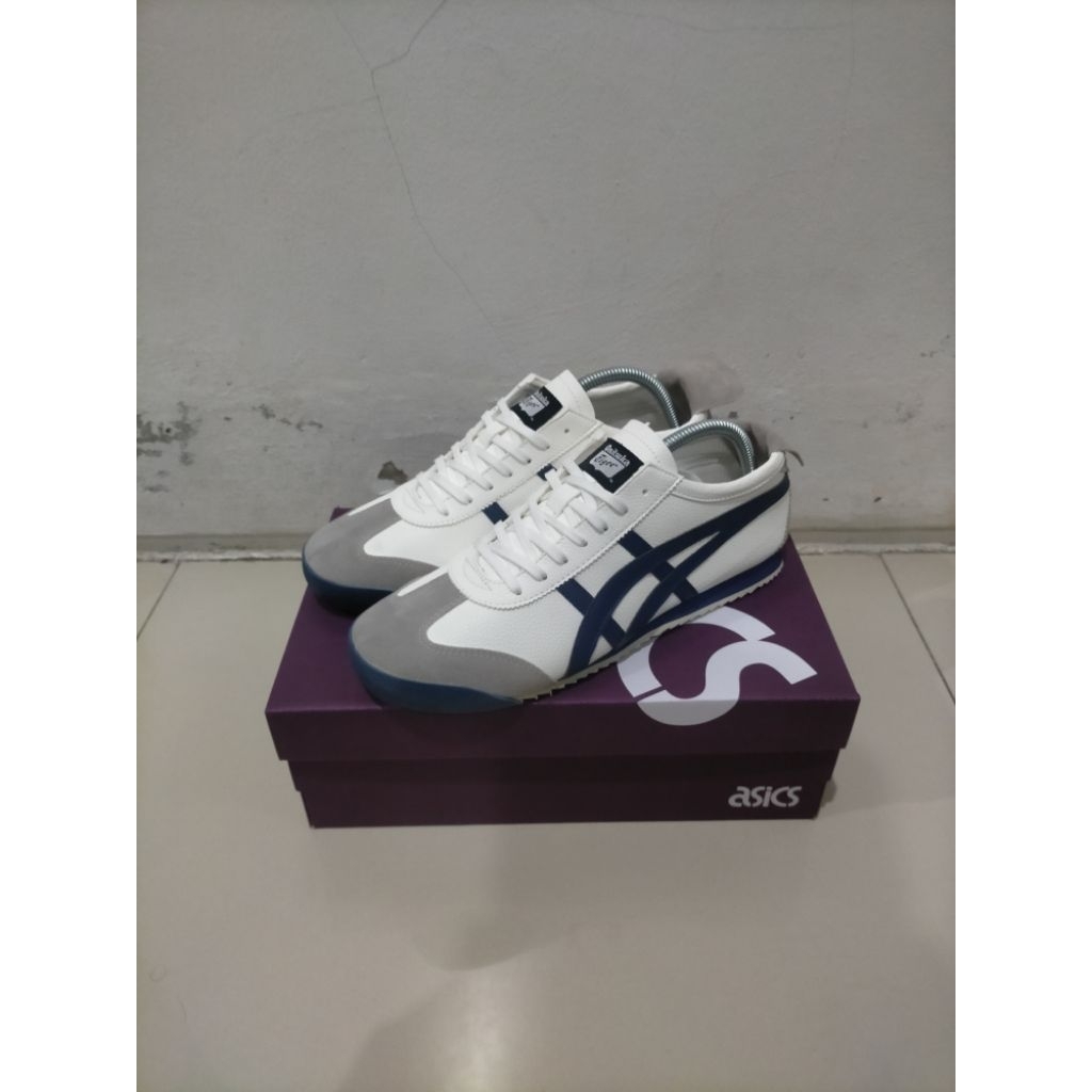 Etalase Sepatu Tiger Keren