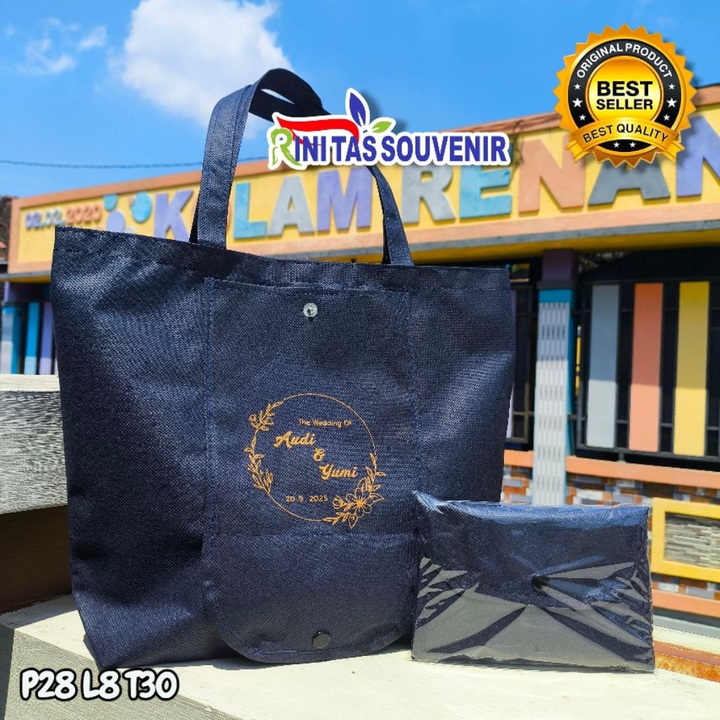 

tassouvenir pernikahan model lipat kancing sablon 28*8*30