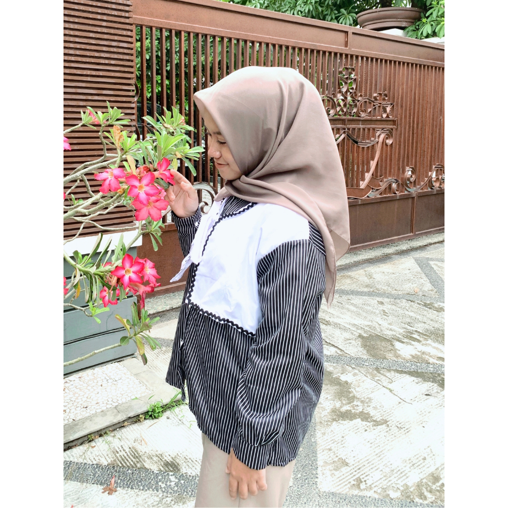 Kemeja Kirana Salur Dengan Rompi Putih Panjang Wanita Muslim Kombinasi Bahan Katun Desain Elegan