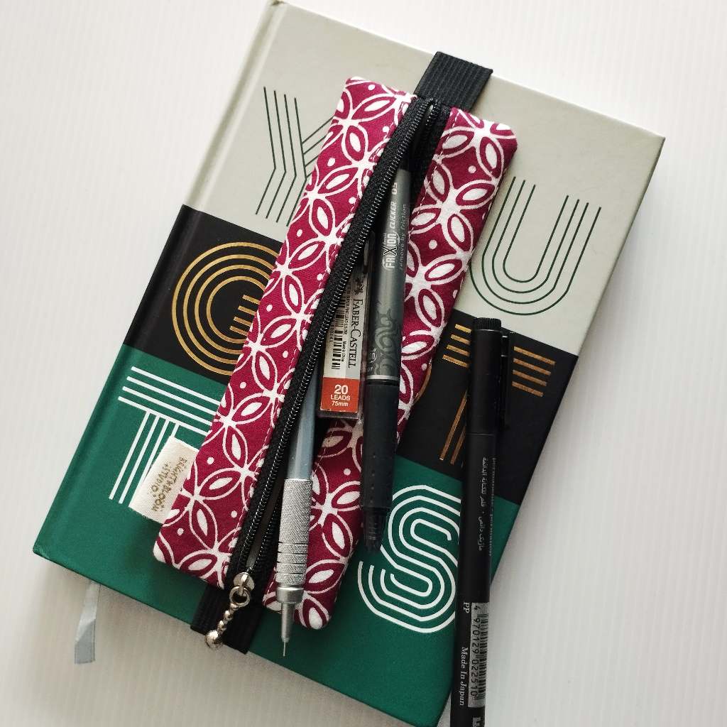 

Wadah Pensil dengan karet seri Batik