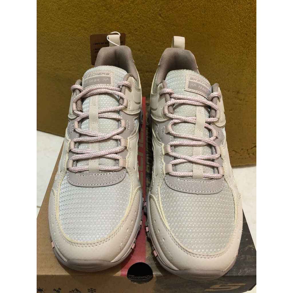 Sepatu skechers hillcrest pathway finder