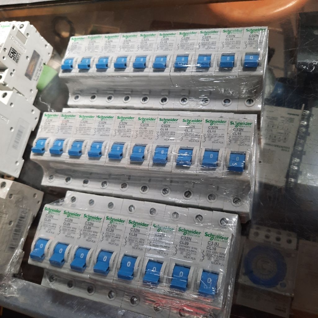 mcb schneider c32n 16a 20a 1p pln mcb pln CL16 CL20