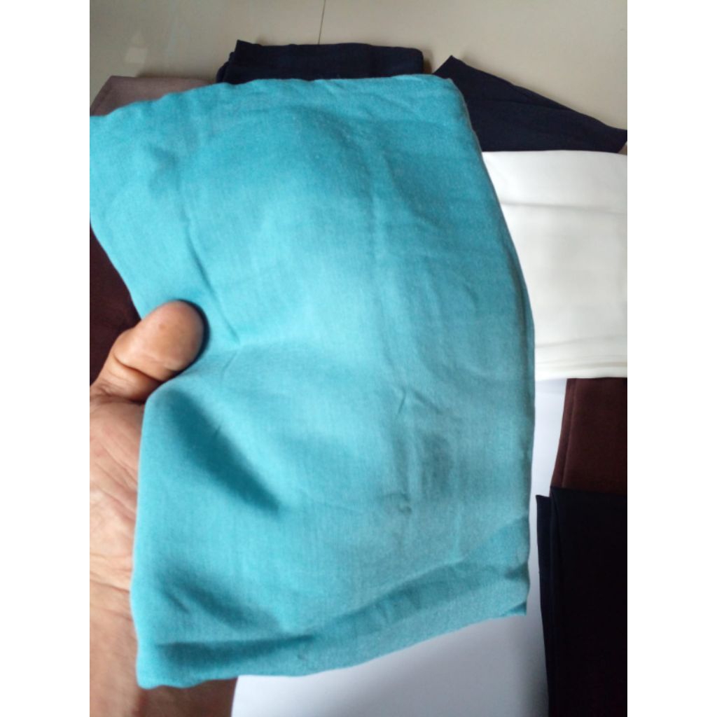 kerudung segi empat Paris polos warna biru wardah