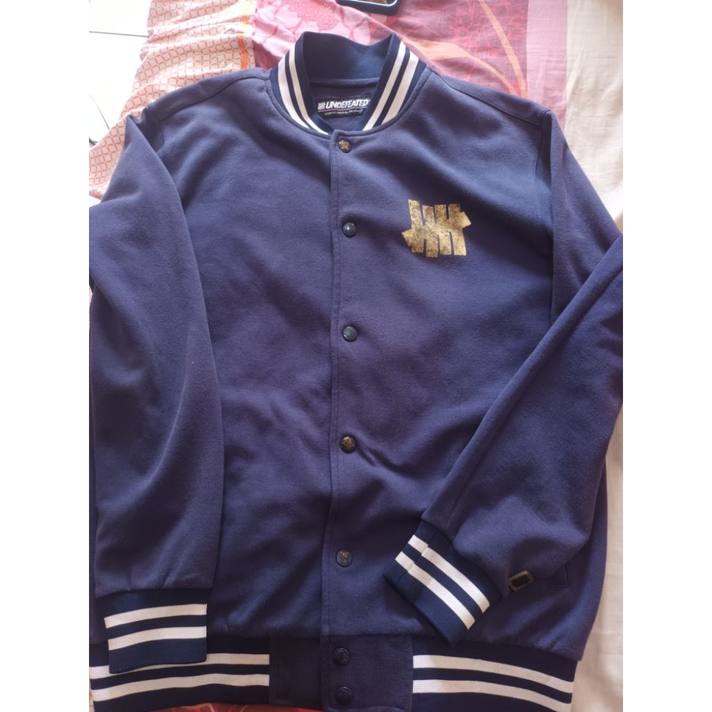 VARSITY UNDEFEATED SIZE L / M ( P 68 x L 58 )