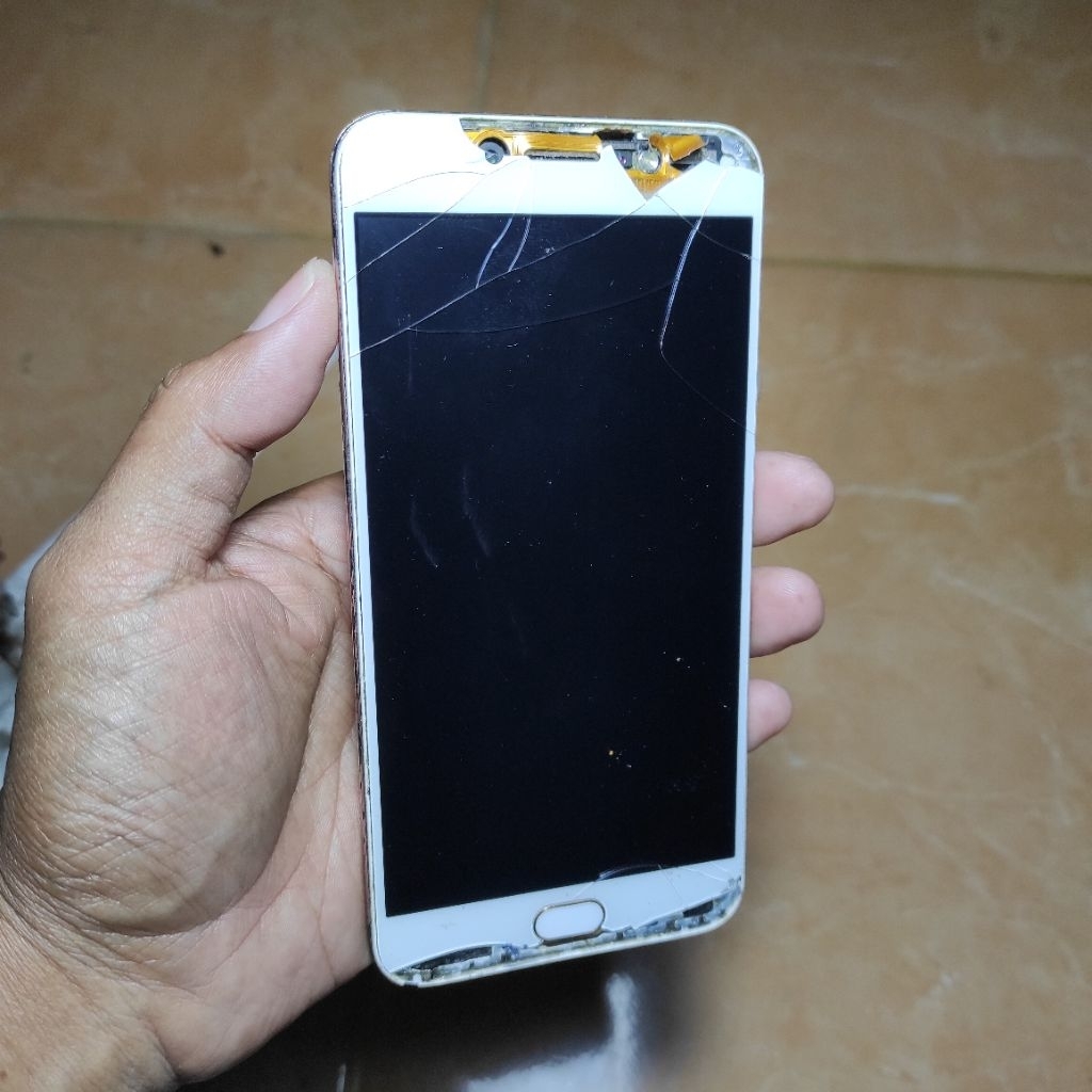 hp vivo bekas off rusak buat pajangan sesuai di foto (baca diskripsi)