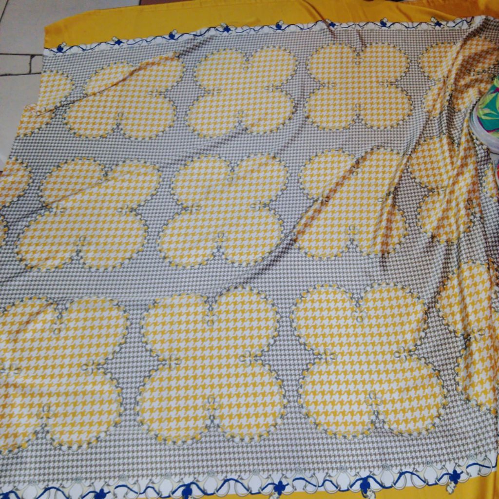 Kain Satin Maxmara Motif Bunga Kotak Houndstooth – Bahan Jahit Dress (Harga Kain Per½ Meter)