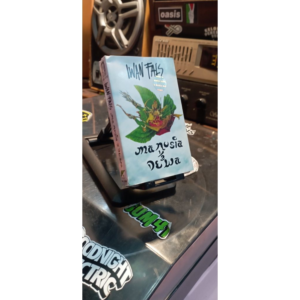 KASET IWAN FALS MANUSIA SETENGAH DEWA