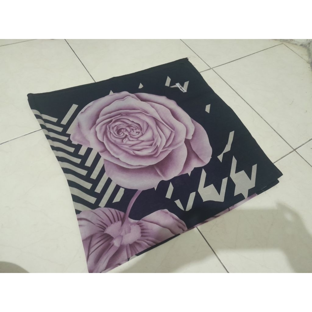 hijab hitam motif bunga