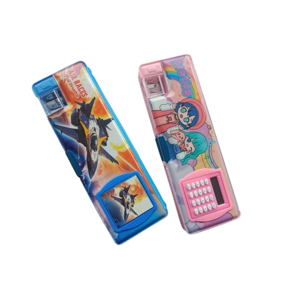 

TEMPAT PENSIL / KOTAK PENSIL MAGNET KARAKTER 2 SISI RAUTAN + KALKULATOR (CC - 7816)