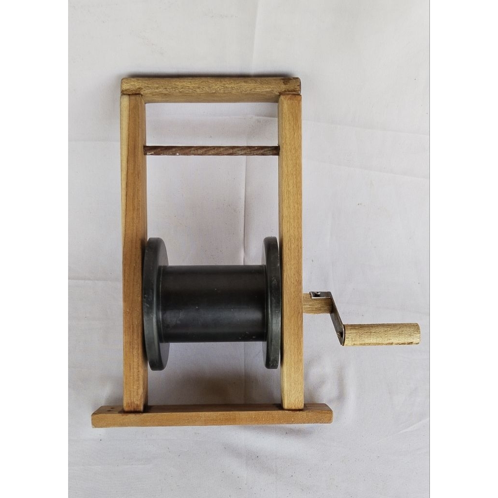 Alat penggulung benang layang layang