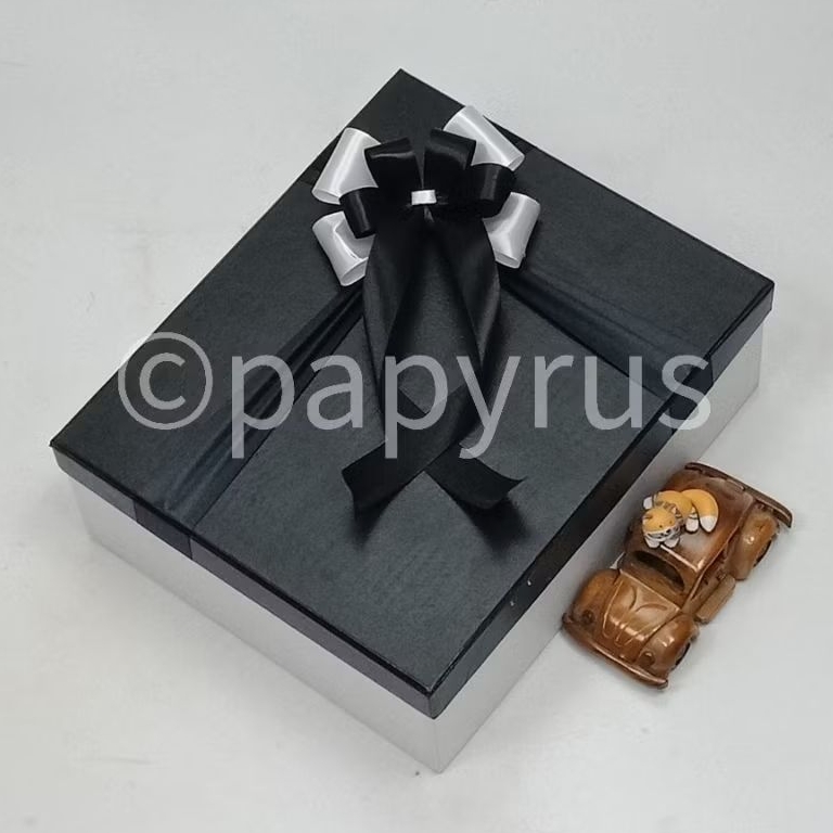 

PAPYRUS Kombinasi 25x30 Tinggi 10cm Kotak Kado Gift Box Hardbox Hampers V2