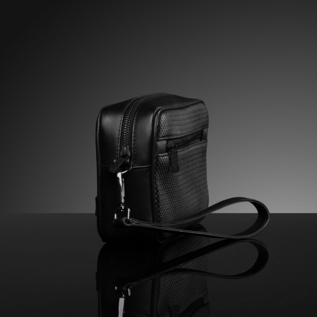 Reven Leather Angkara Multi Bag adalah tas