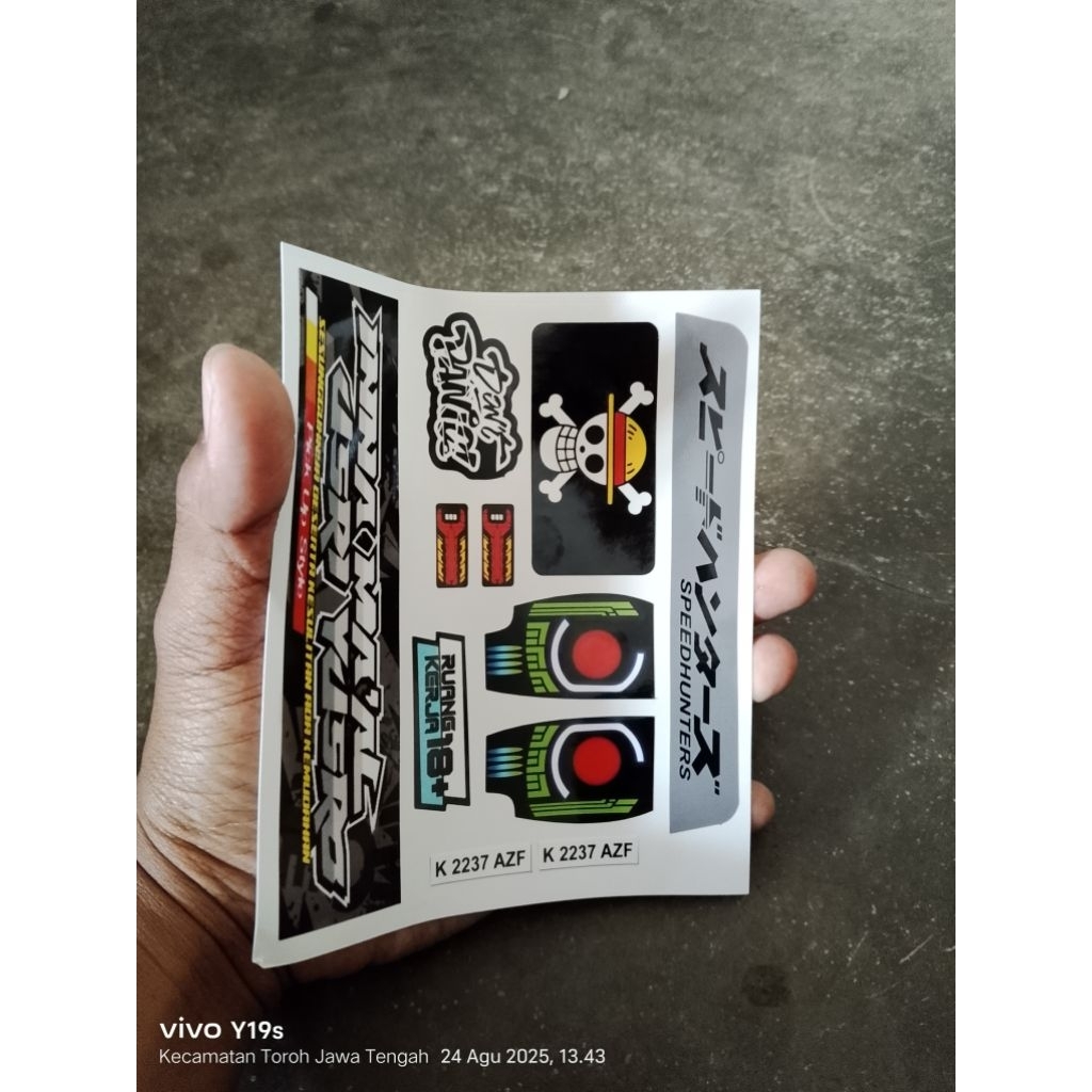 Stikeer miniatur isuzu TRAGA sudah di cutting