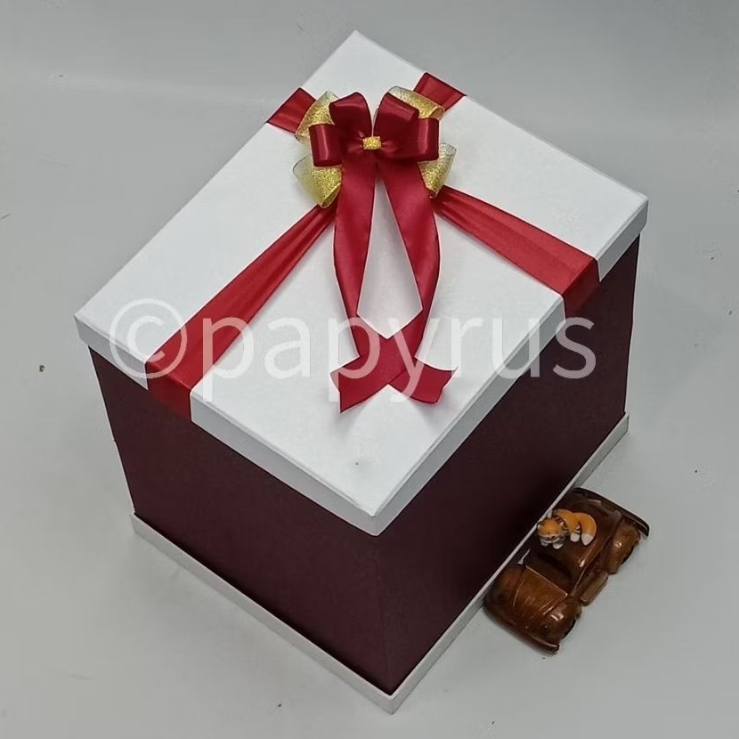 

PAPYRUS Sandwich 25x30 Tinggi 30cm Kotak Kado Gift Box Hardbox Hampers Hadiah V2