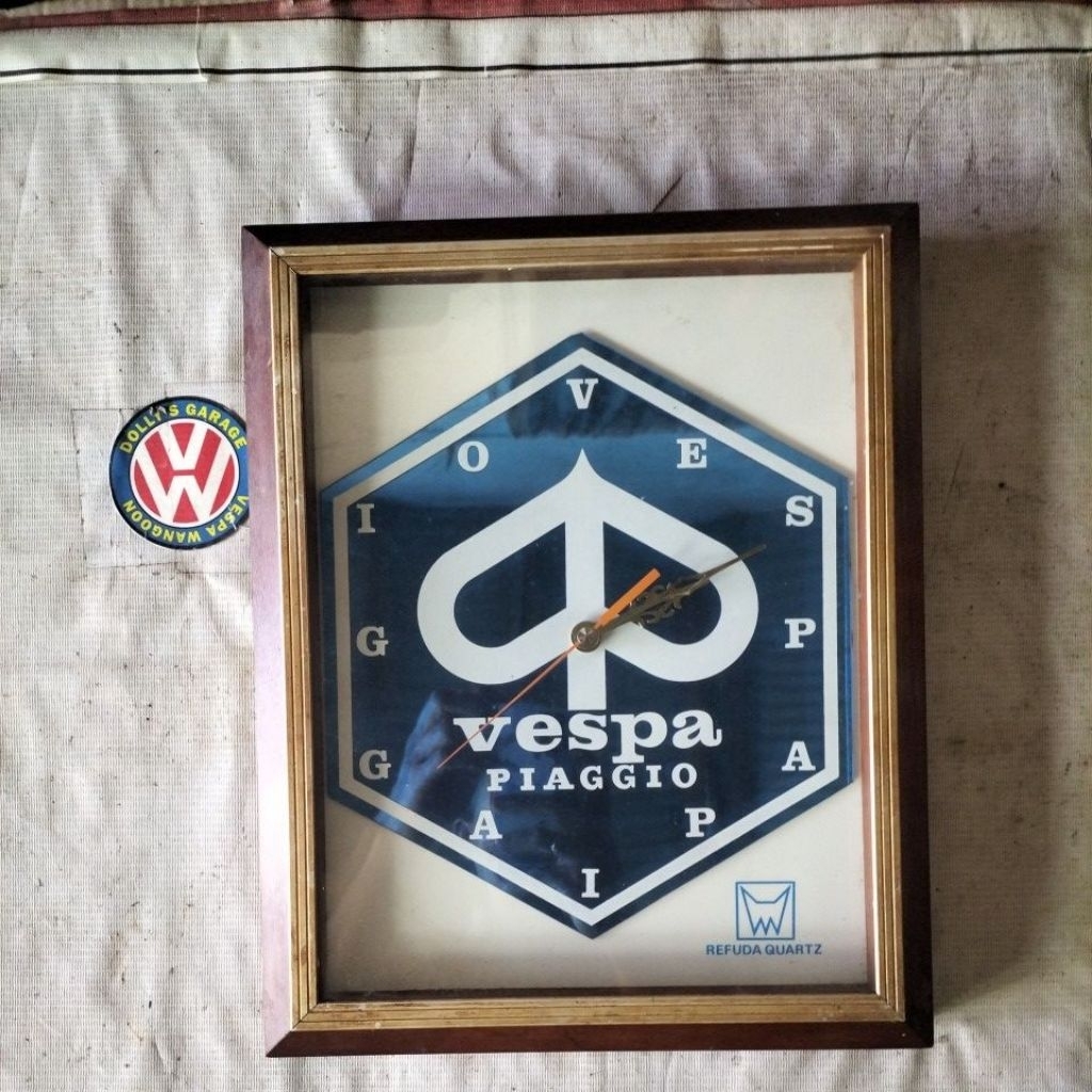 Jam vespa dinding dealer original