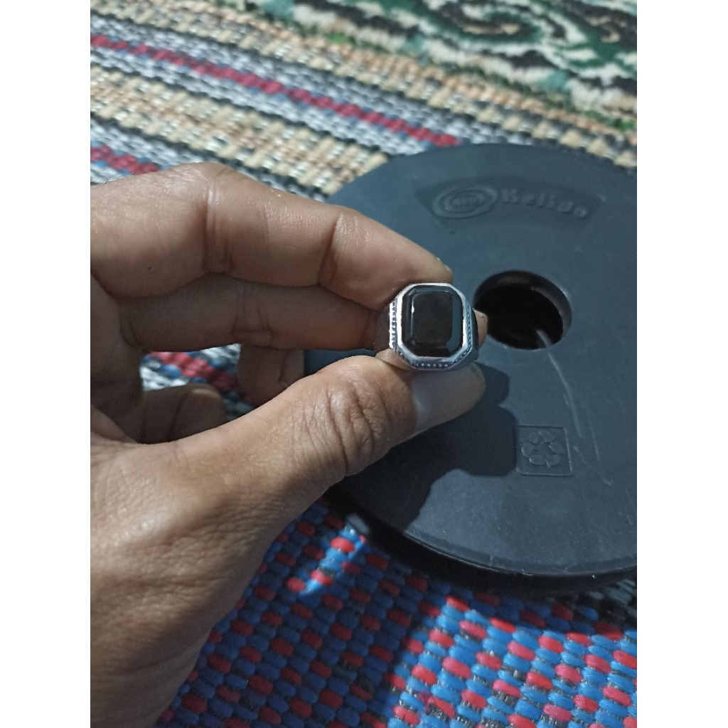 Kecubung Wulung Hitam Pekat dim kantoran