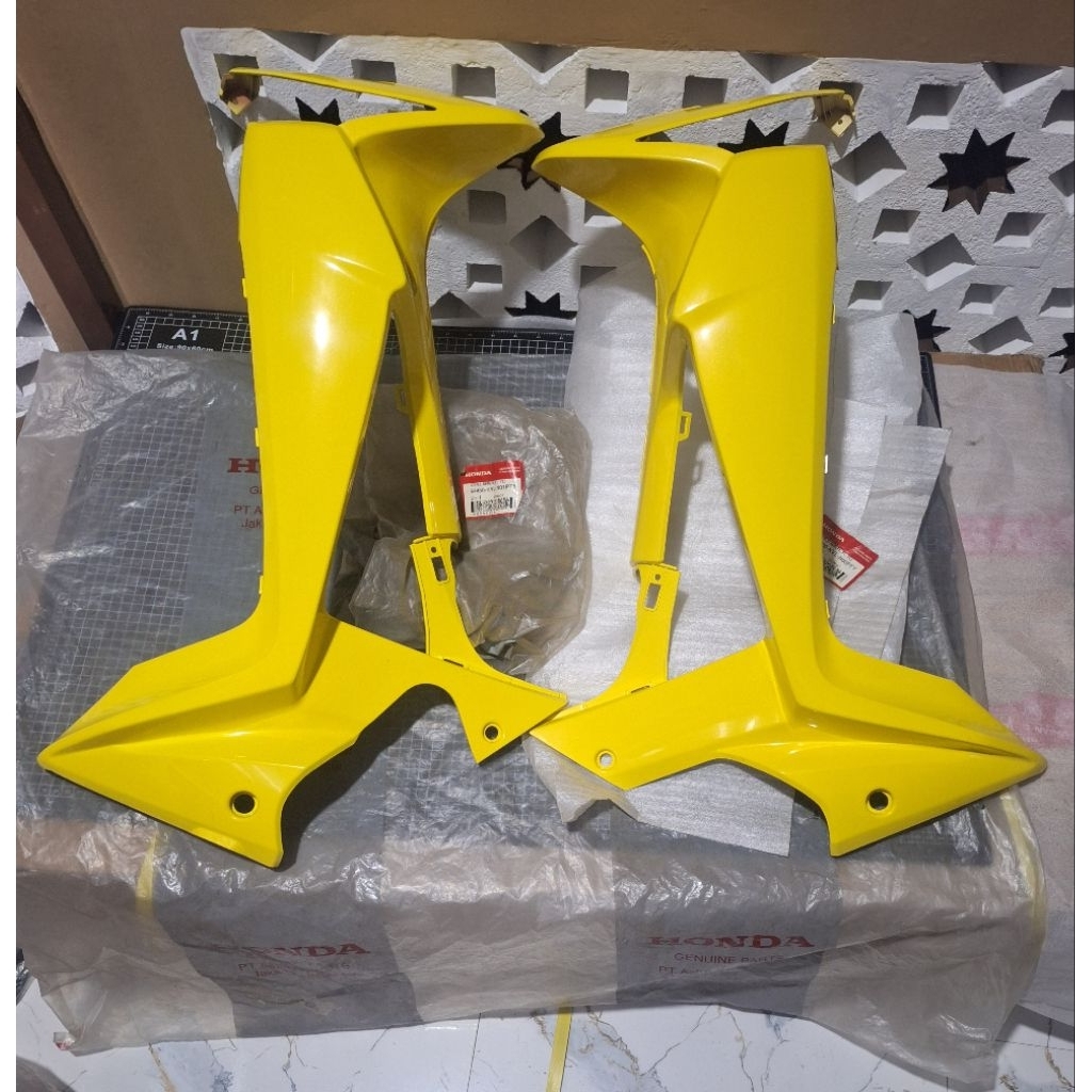 cover sayap sebeng luar honda supra x125 X 125 batman KVL Kuning original ahm honda 64400 64450-KVL-