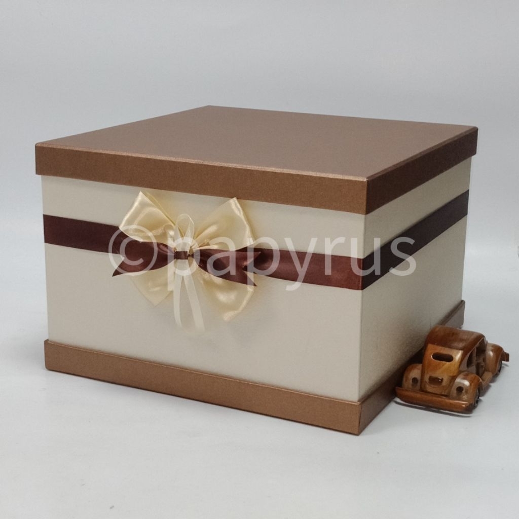 

PAPYRUS Sandwich 30x30 Tinggi 20cm Kotak Kado Gift Box Hadiah V1