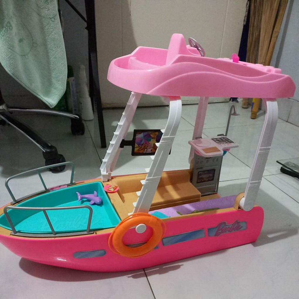 kapal pesiar boneka barbie asli